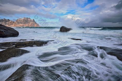 水流向大海